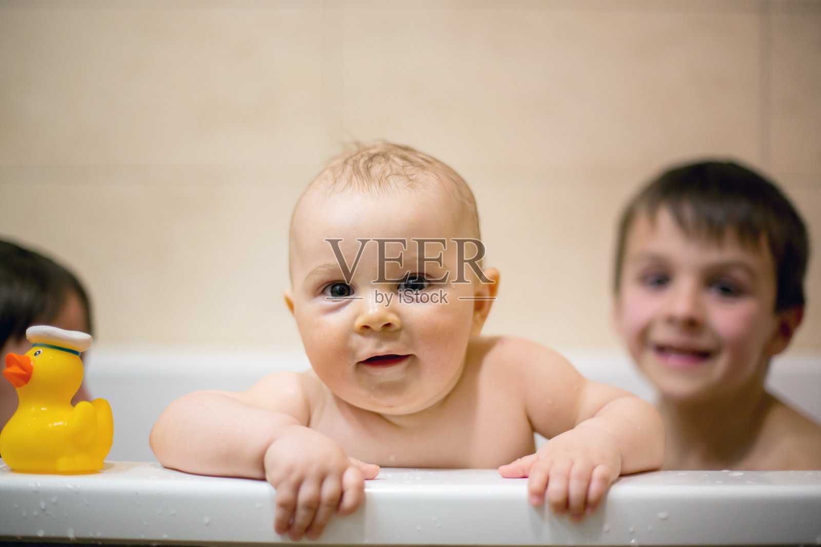 小男孩，在浴缸里玩橡皮鸭照片摄影图片