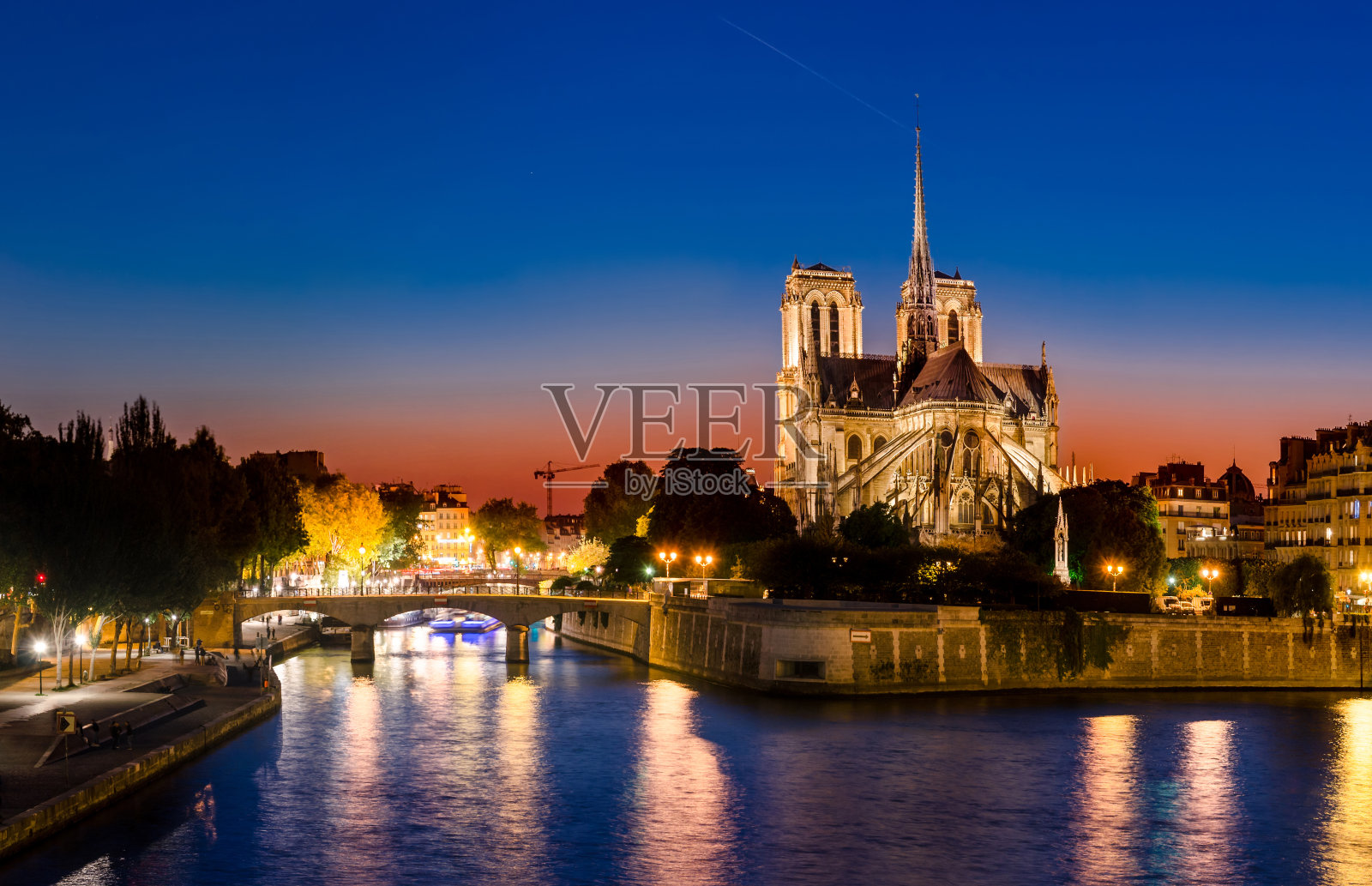 巴黎圣母院是一座中世纪的天主教堂，位于法国巴黎的Cite Island照片摄影图片