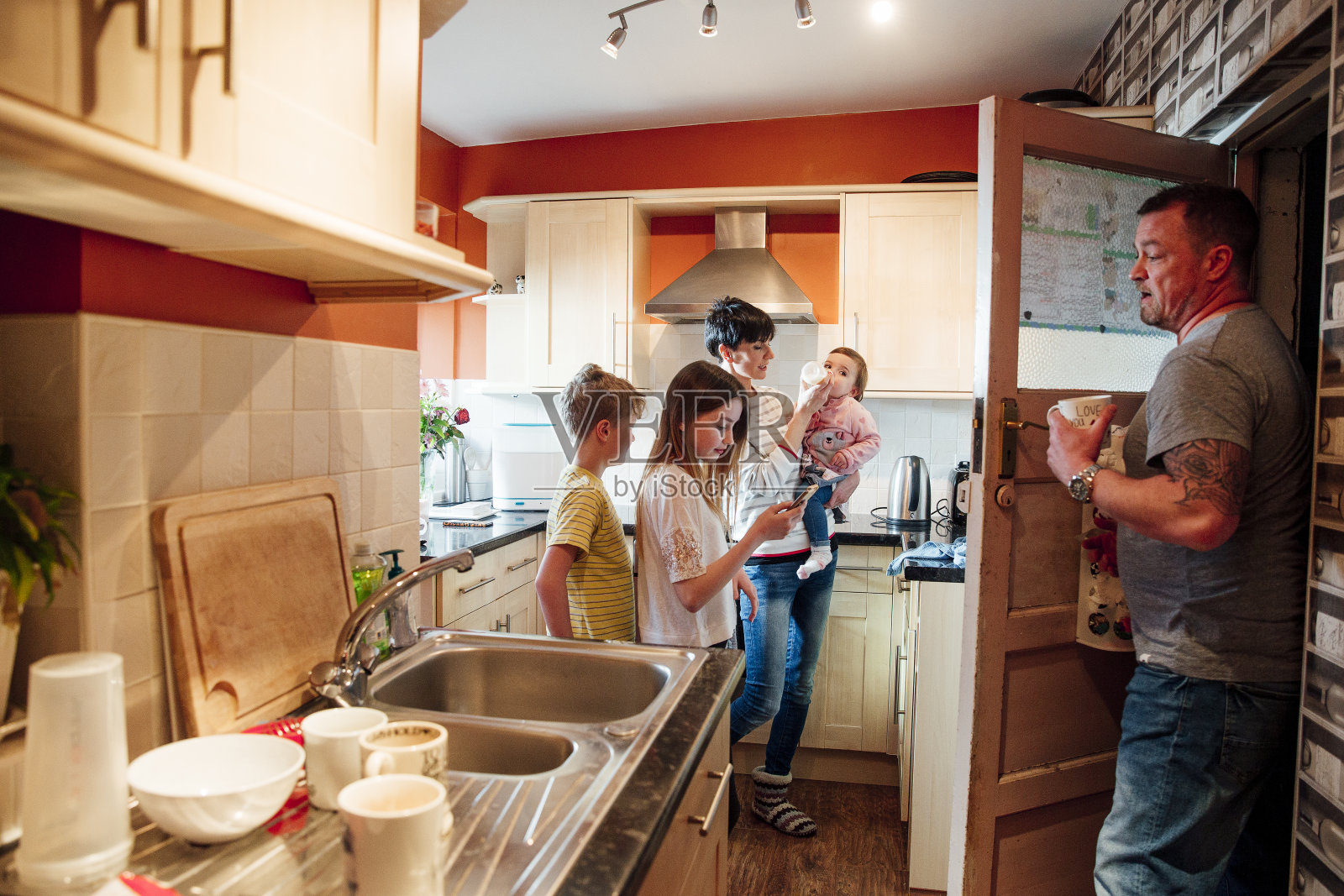 厨房里的家庭生活照片摄影图片