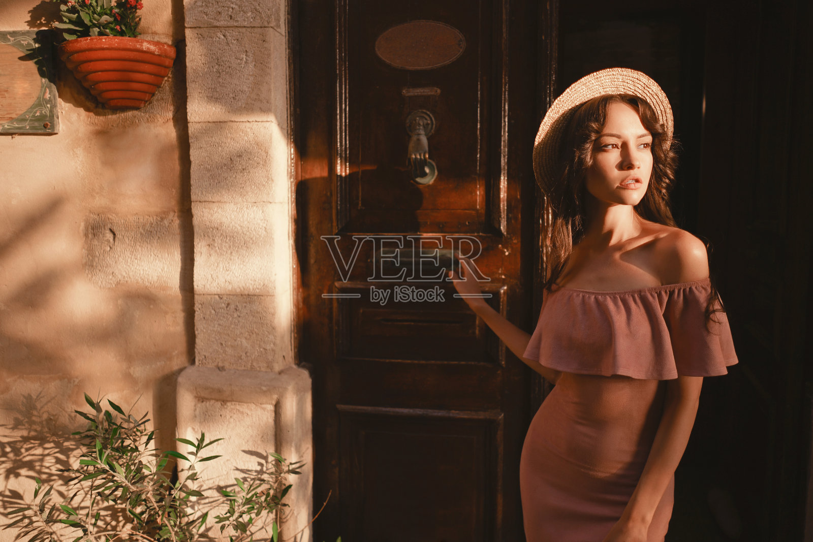 一个年轻女子走在古老的欧洲小镇上照片摄影图片