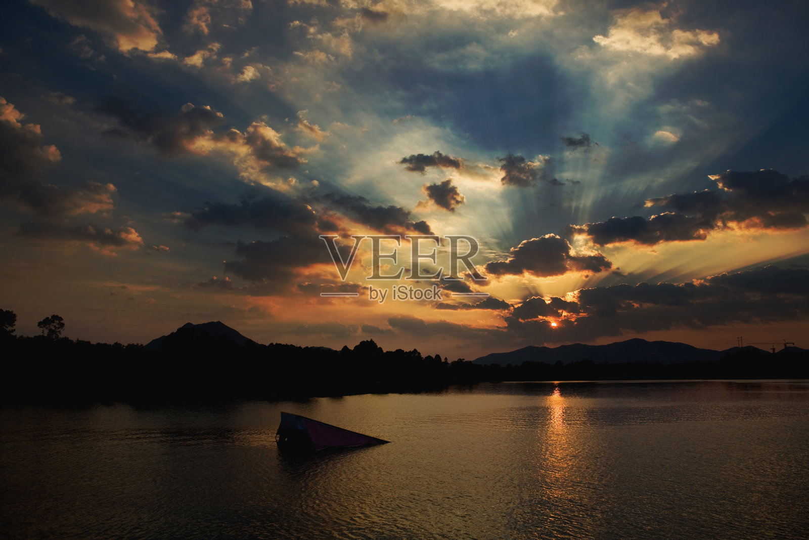 夏天的松山湖日落照片摄影图片