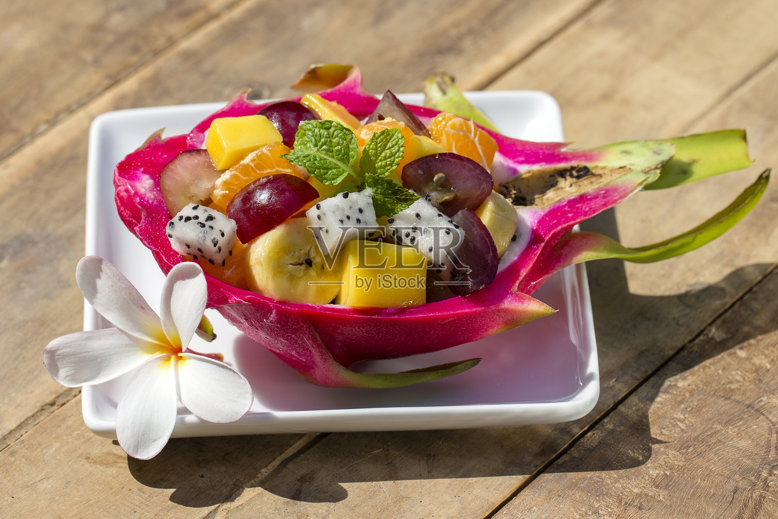新鲜热带水果沙拉火龙果皮-健康早餐，减肥理念。泰国照片摄影图片