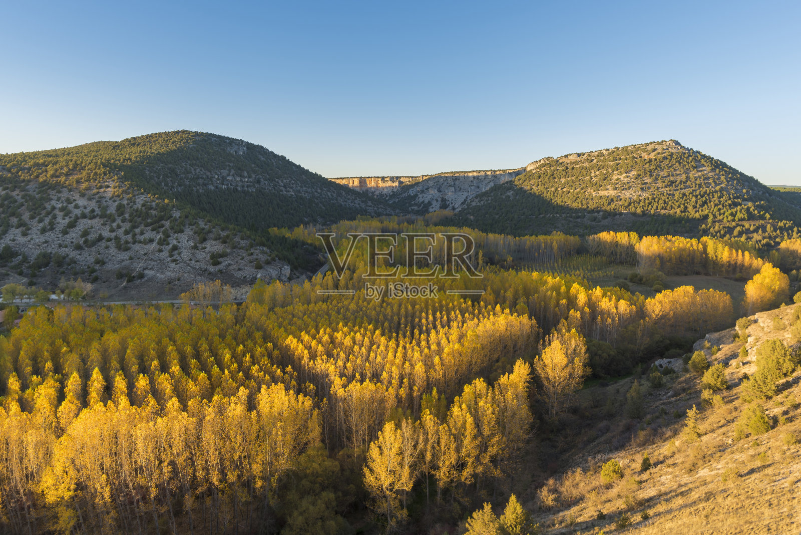 灰狼河峡谷(索里亚，西班牙)。照片摄影图片