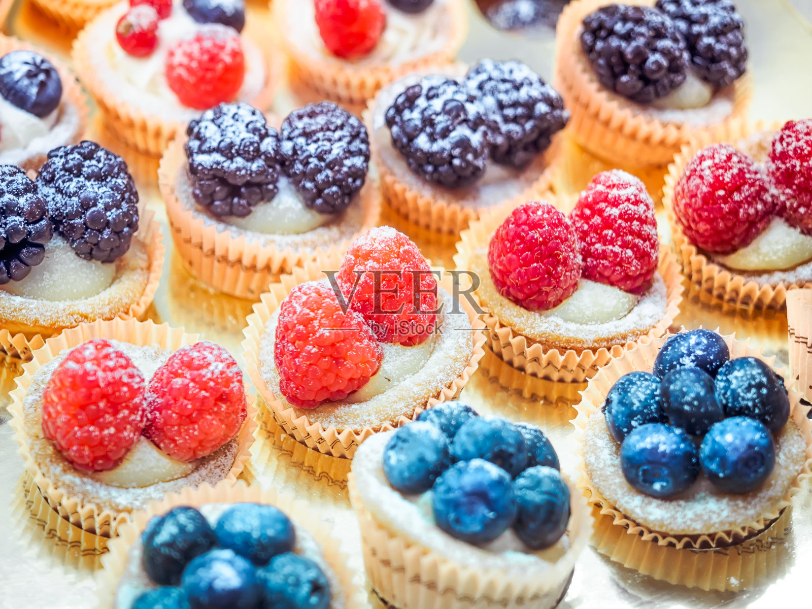 许多有浆果的蛋糕。背景蛋糕与覆盆子，黑莓和蓝莓照片摄影图片