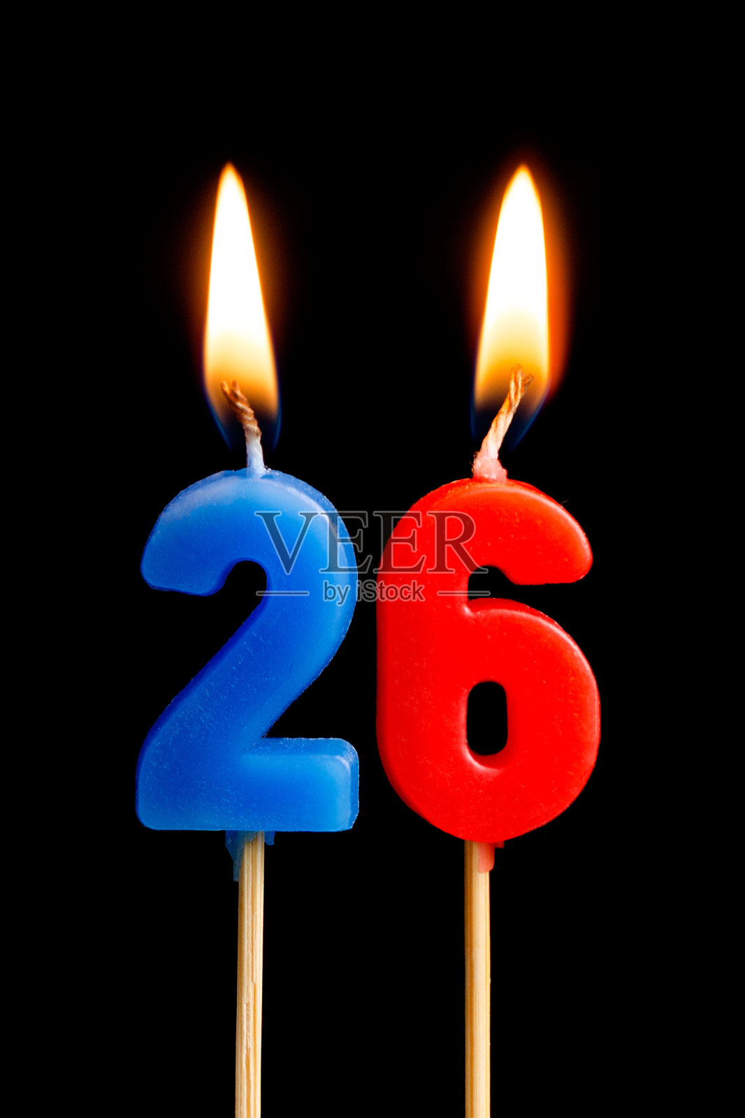 燃烧蜡烛26 26(数字，日期)的形式为蛋糕孤立在黑色的背景。庆祝生日、周年纪念、重要日期、节日、餐桌摆设的概念照片摄影图片