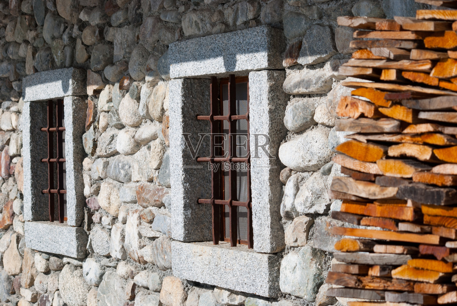 小木屋的2扇石头窗户照片摄影图片