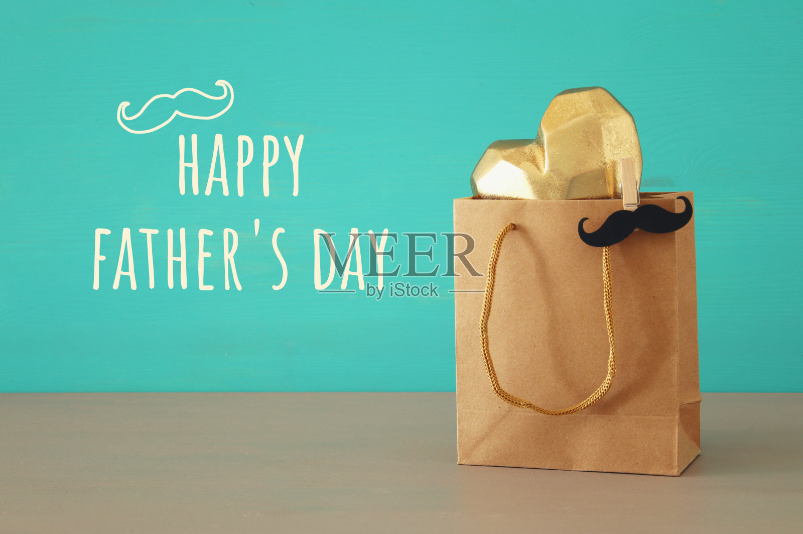 金心购物袋的形象，给爸爸的礼物。父亲节的概念。照片摄影图片