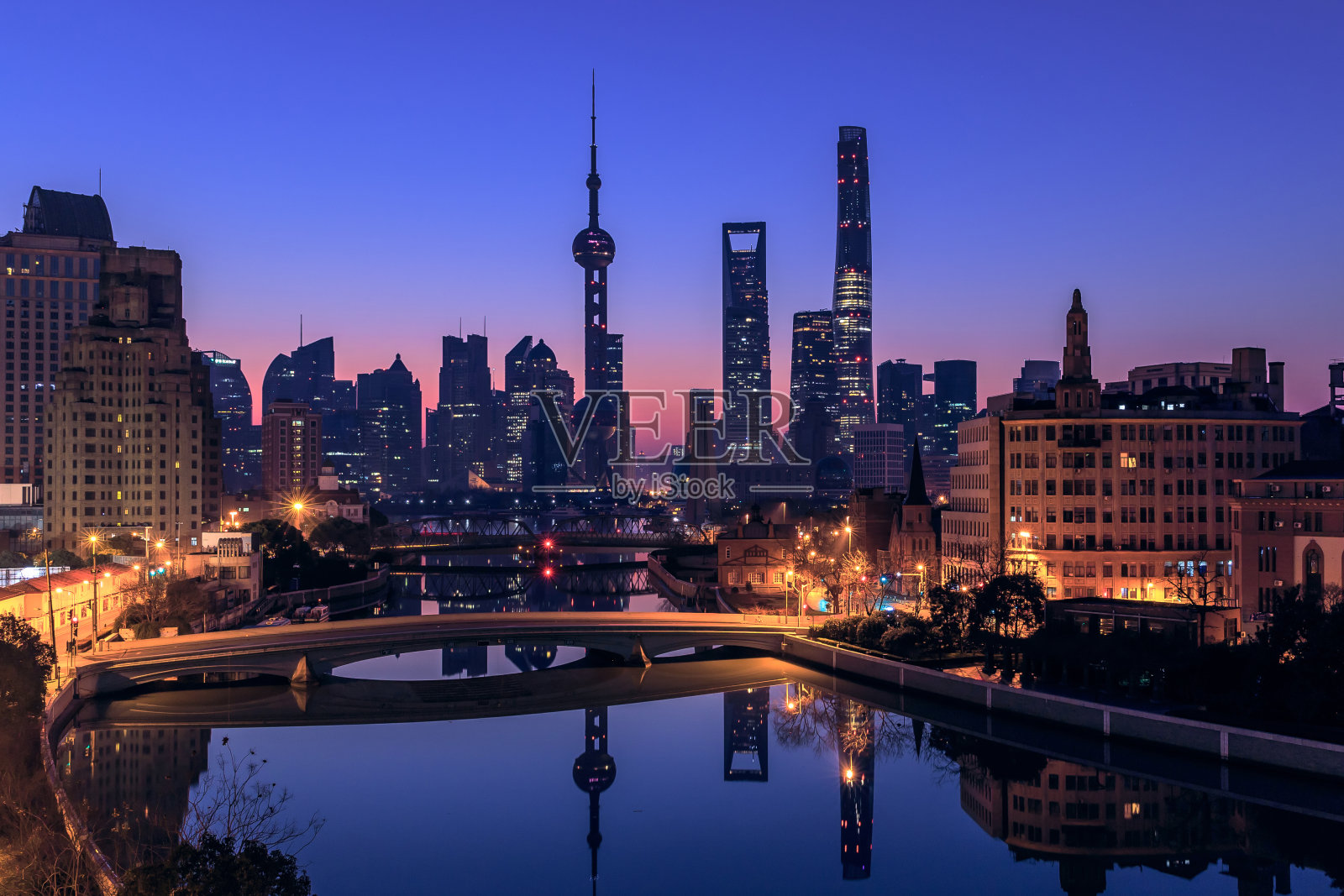 日出时的上海城市景观和天际线照片摄影图片