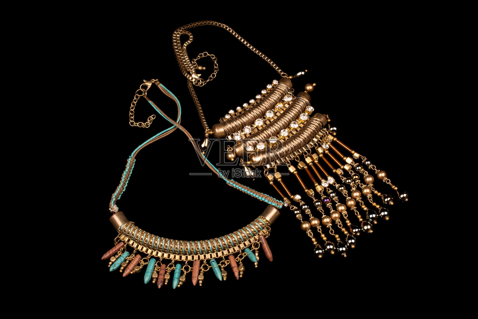 两对美丽的波西米亚风格串珠项链手工制作从半宝石和黄金金属孤立在黑色背景照片摄影图片