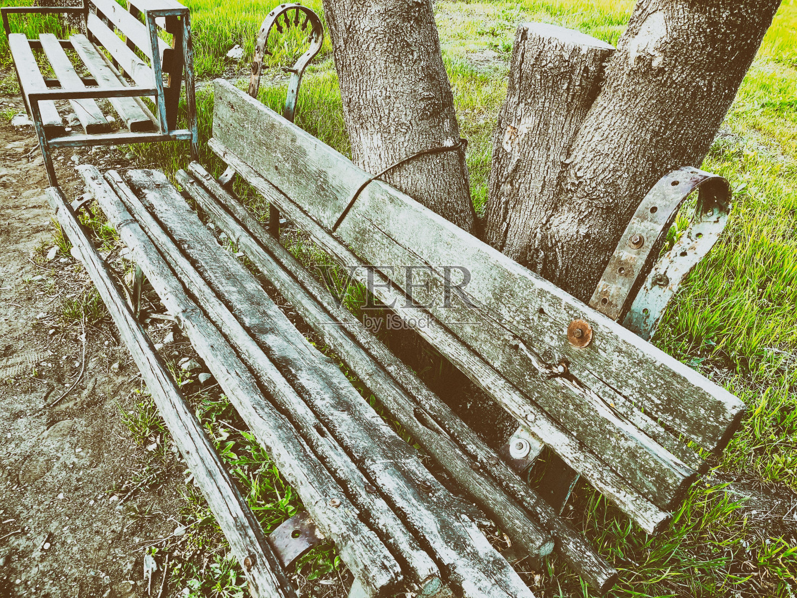 公园里的老式木凳。照片摄影图片
