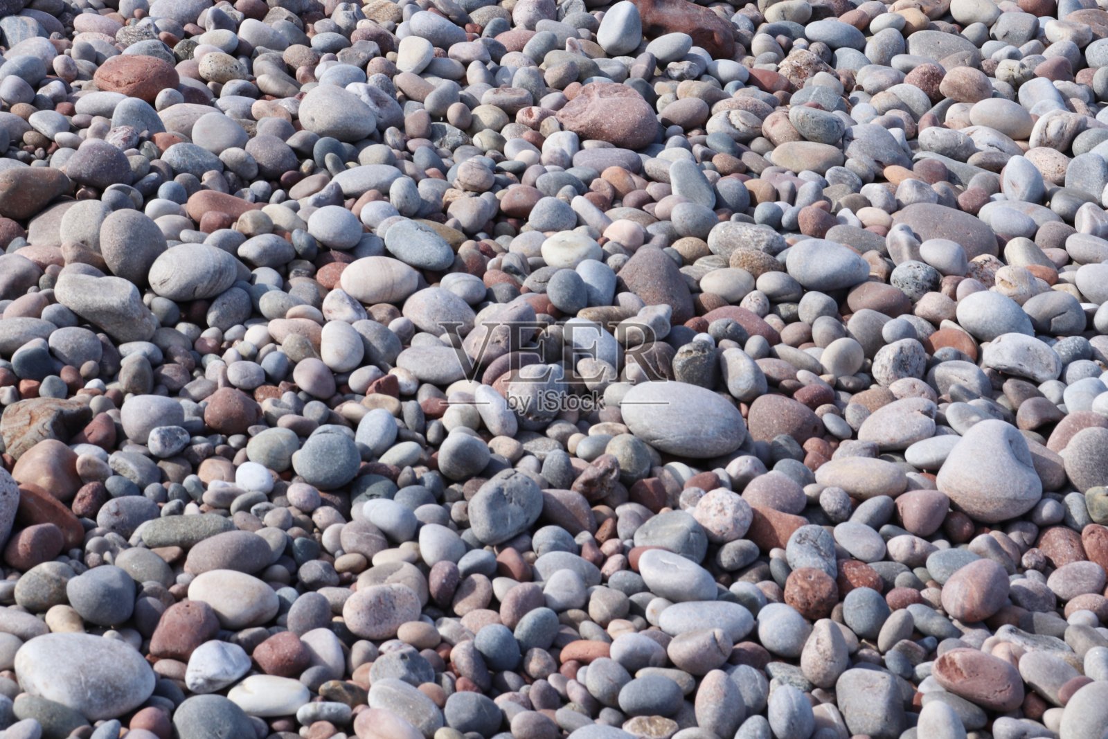 海岸上各种大小不同的卵石照片摄影图片