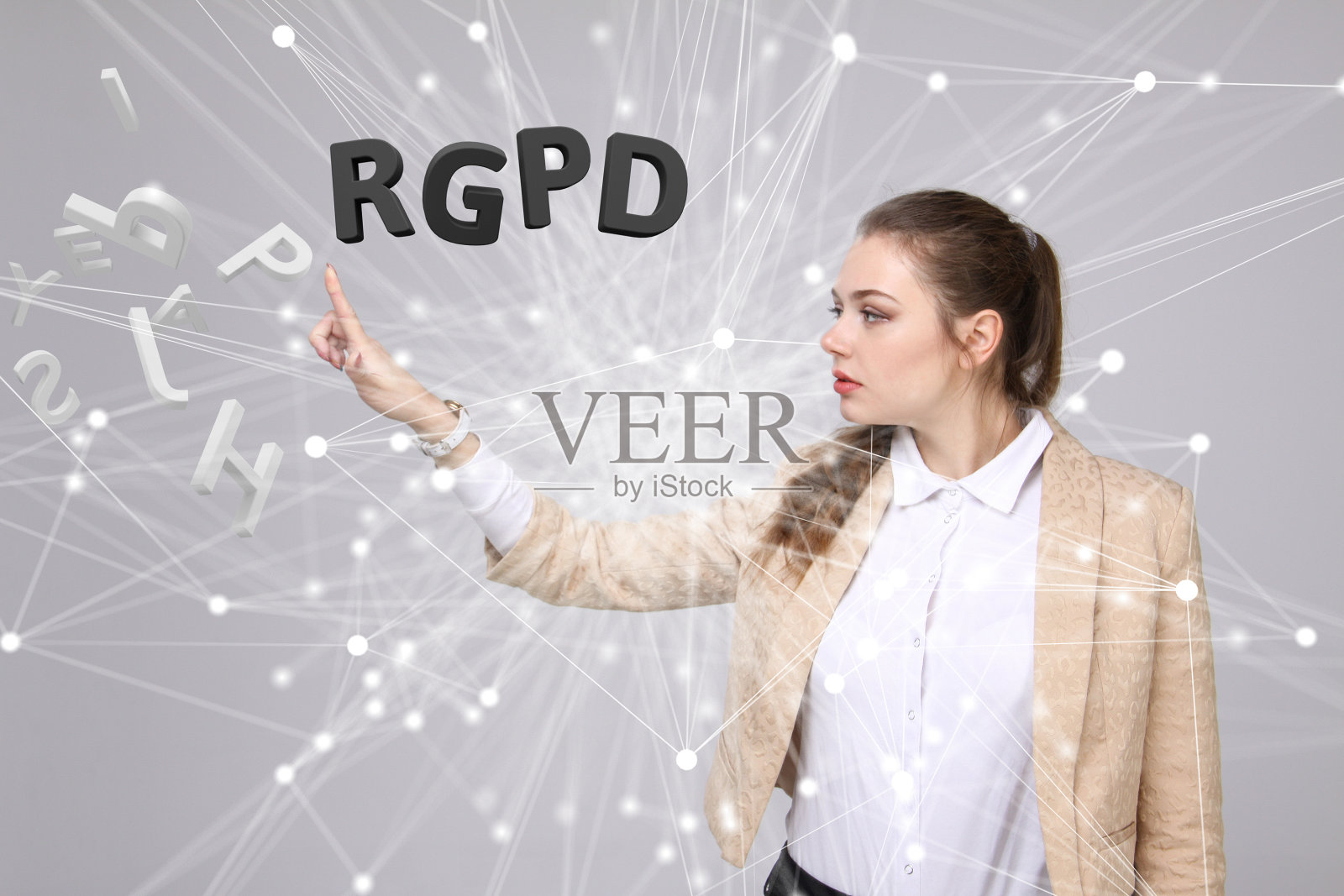 RGPD，西班牙语，法语和意大利语版本的GDPR版本:Reglamento General de Proteccion de datos。一般数据保护条例。从事信息工作的年轻女子照片摄影图片