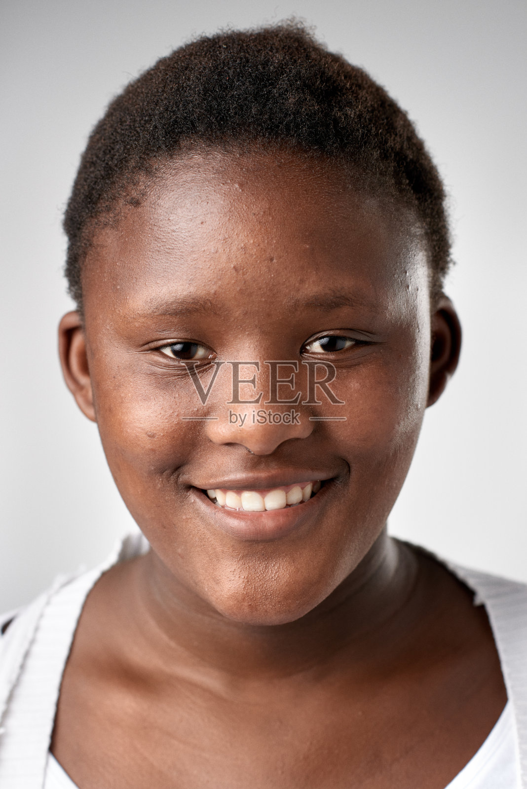 非洲青年微笑的工作室肖像照片摄影图片
