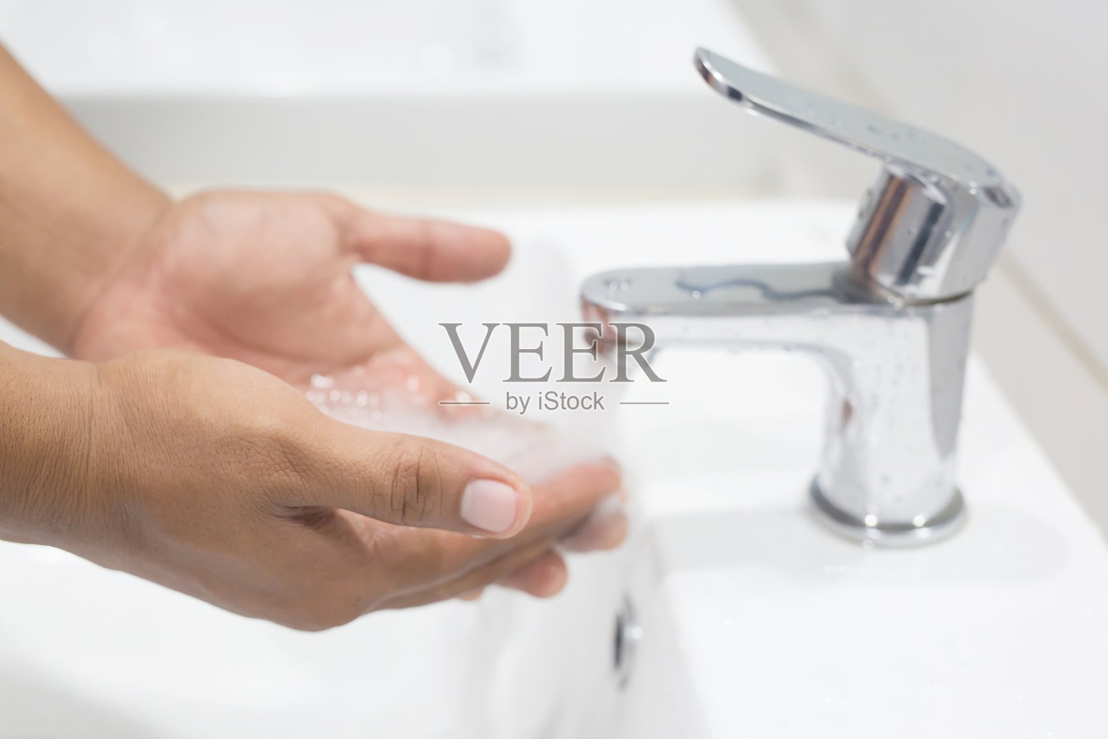 卫生。清洁双手。用肥皂洗手，水龙头下用清水沾污。照片摄影图片
