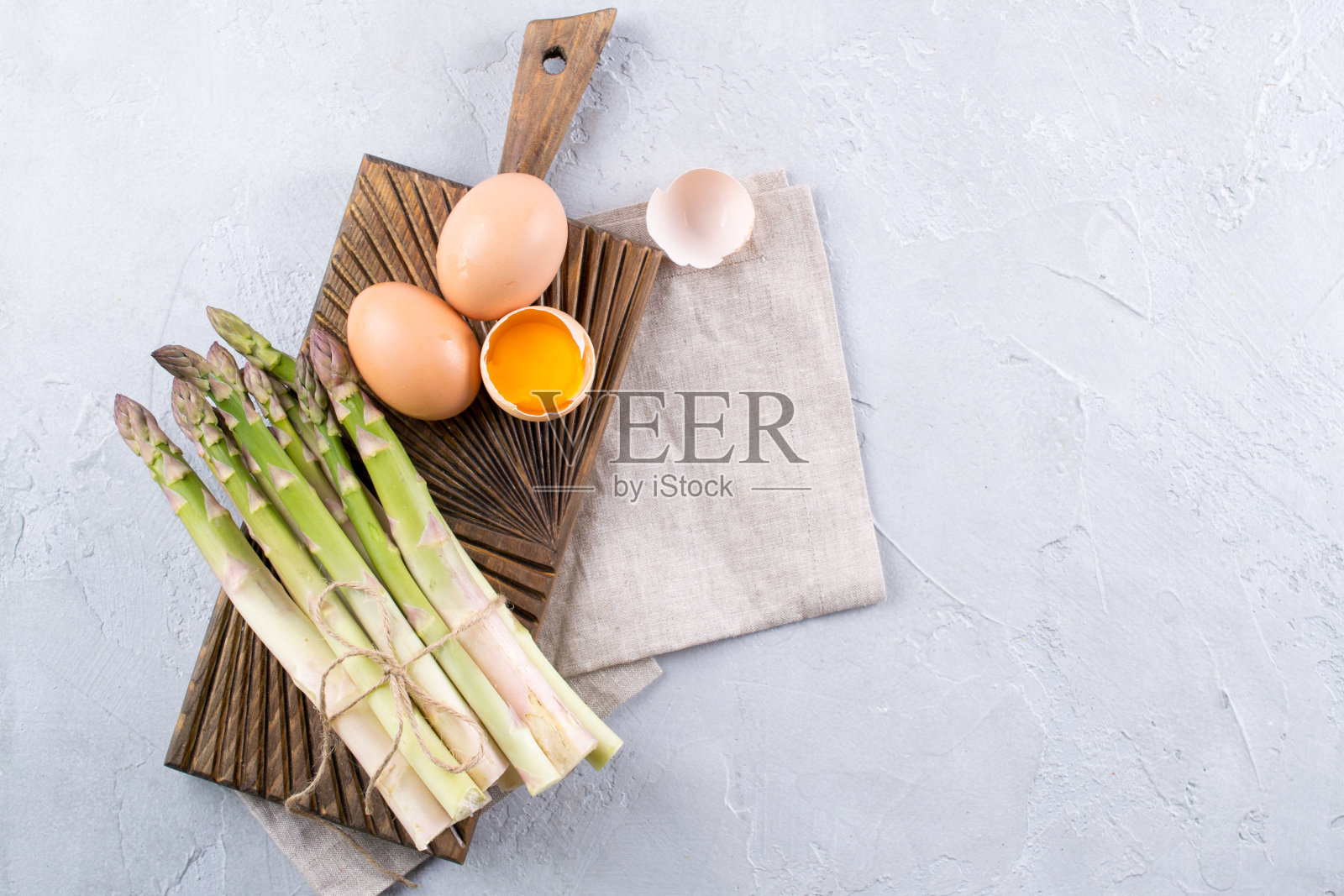 准备芦笋和鸡蛋。健康早餐的简单产品。文字空间食谱的背景。照片摄影图片