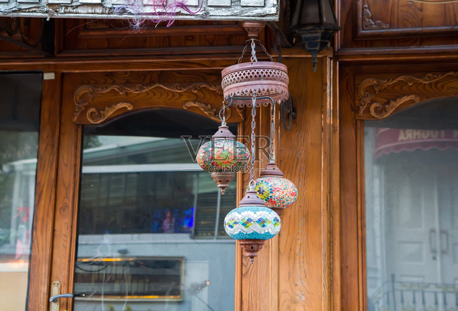 传统的彩色玻璃阿拉伯灯靠近木制前门，土耳其，伊斯坦布尔照片摄影图片