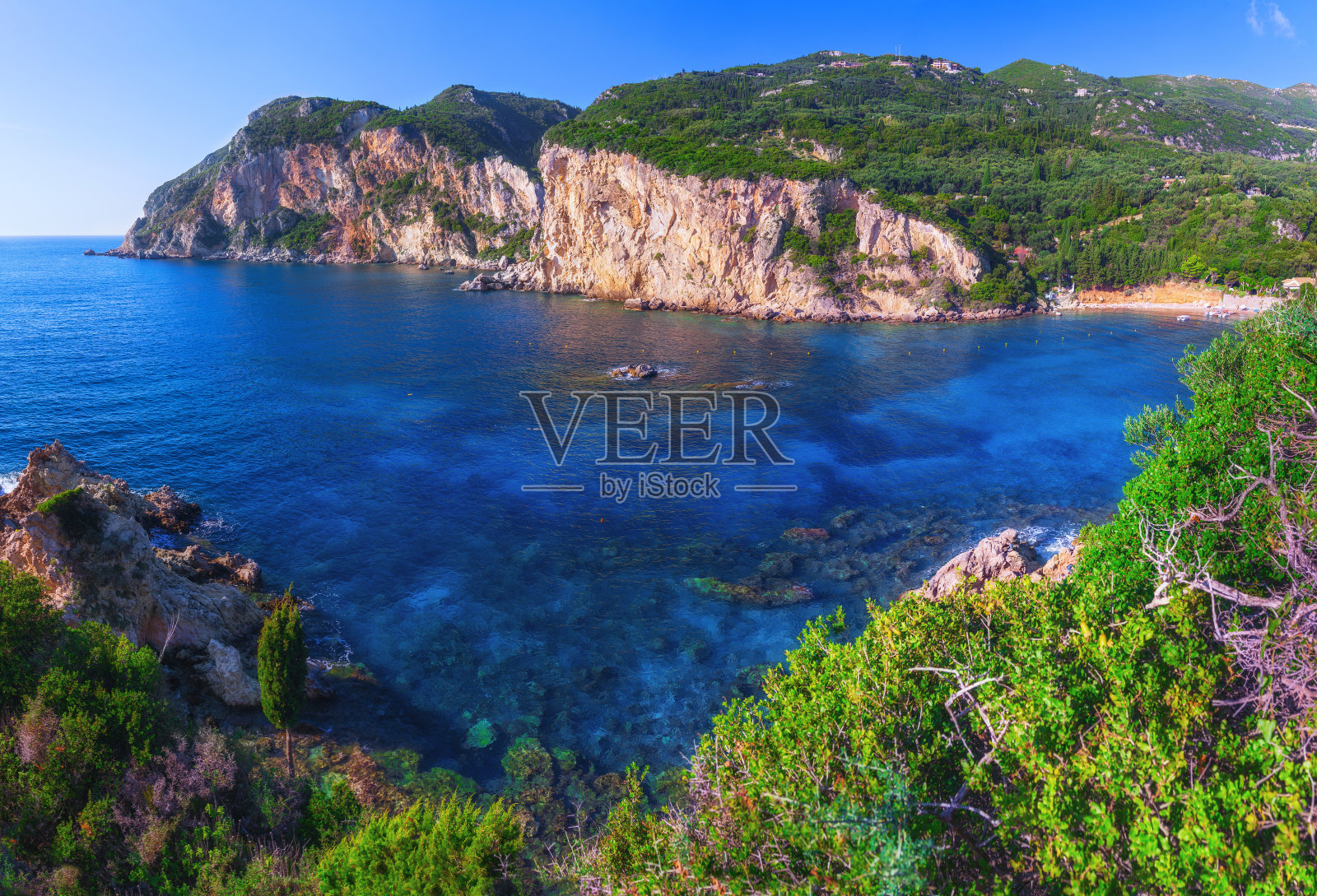 希腊爱奥尼亚群岛科孚岛(Corfu island)上的古奥卡斯特里特海滩(Paleokastritsa)，是靠近海湾的著名海滩，有着清澈湛蓝的海水。照片摄影图片