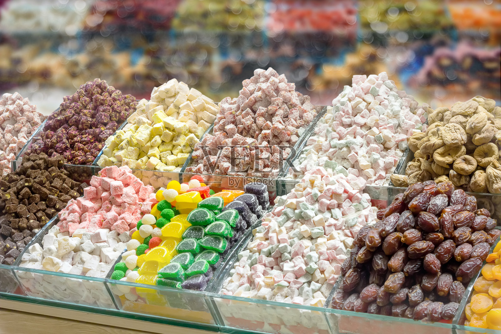 土耳其传统糖果，rahat lukum，无花果，椰枣和茶在大集市，伊斯坦布尔照片摄影图片