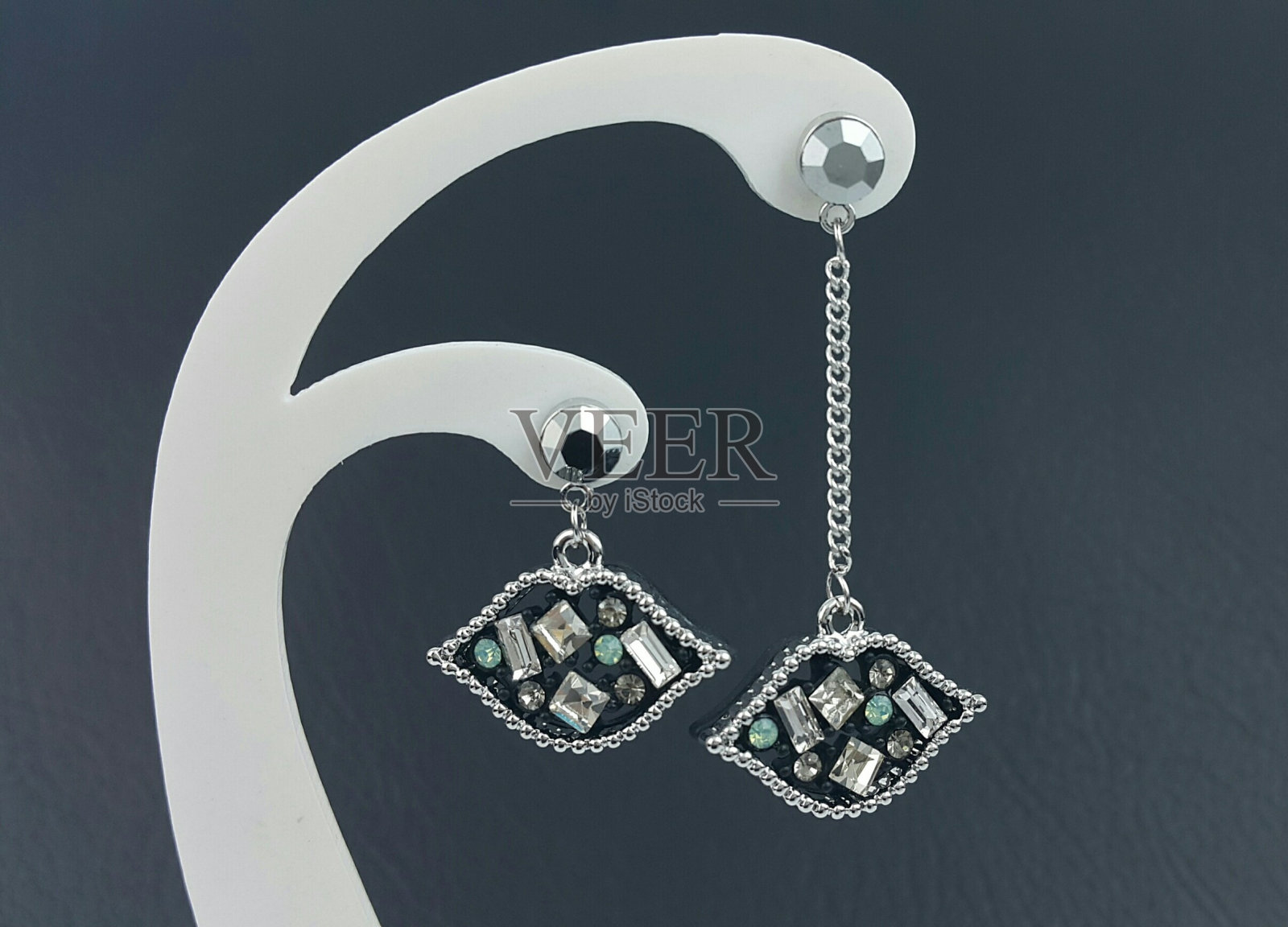 美丽设计的珠宝时尚配件为女性和女士闪亮的水晶或钻石耳环照片摄影图片