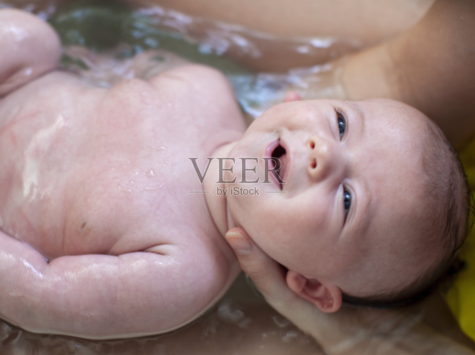 婴儿洗澡时间照片摄影图片