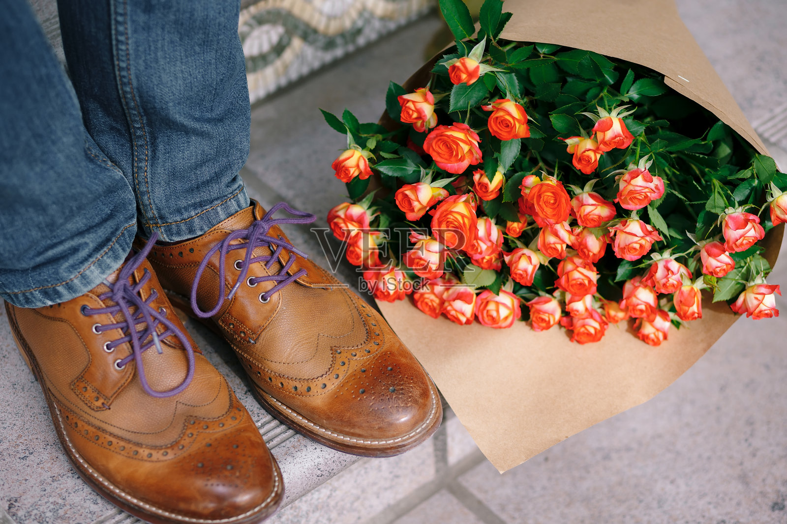 特写的复古鞋与紫色的鞋带和一束玫瑰照片摄影图片