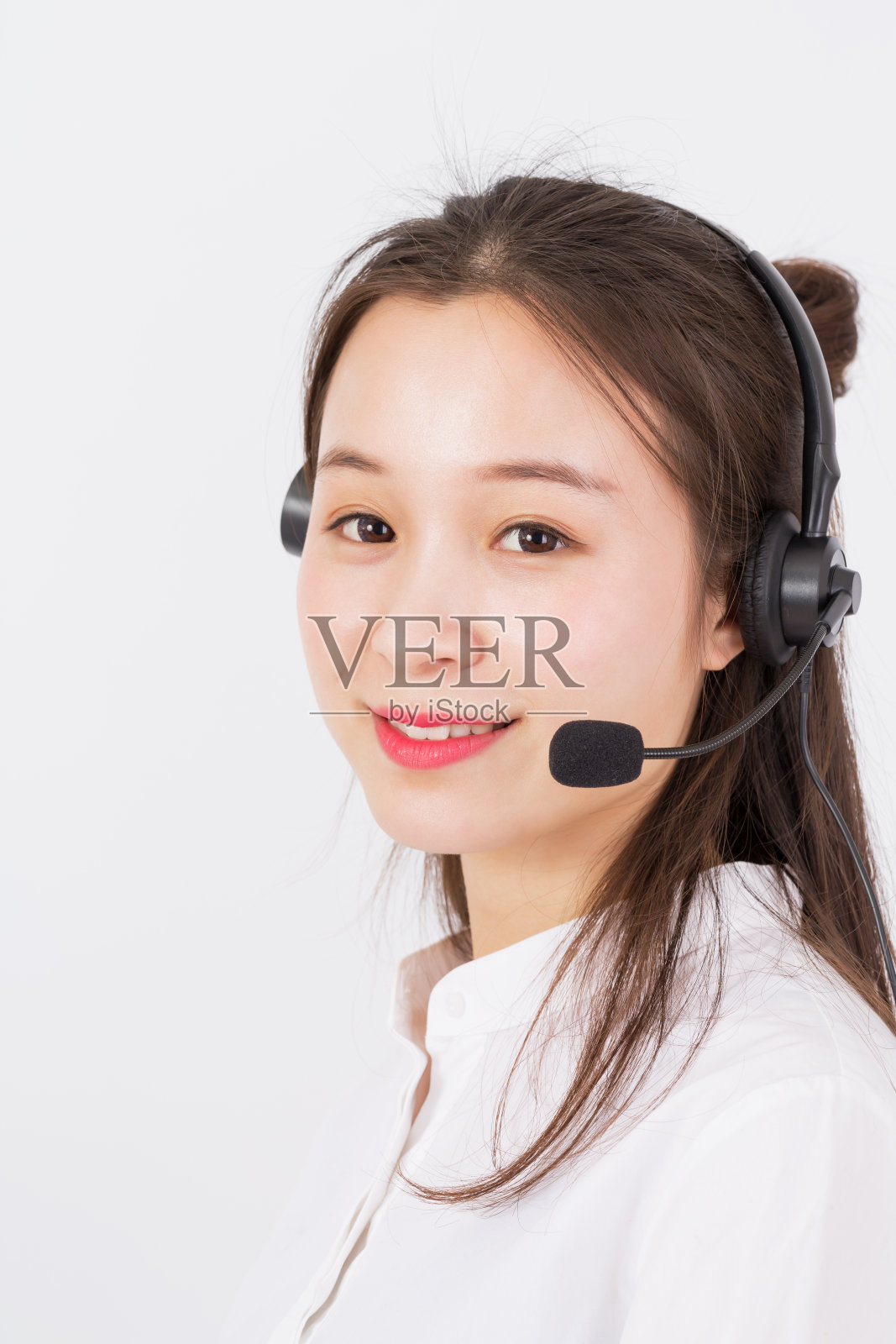 女性客户服务代表的肖像戴着耳机隔离在白色背景照片摄影图片