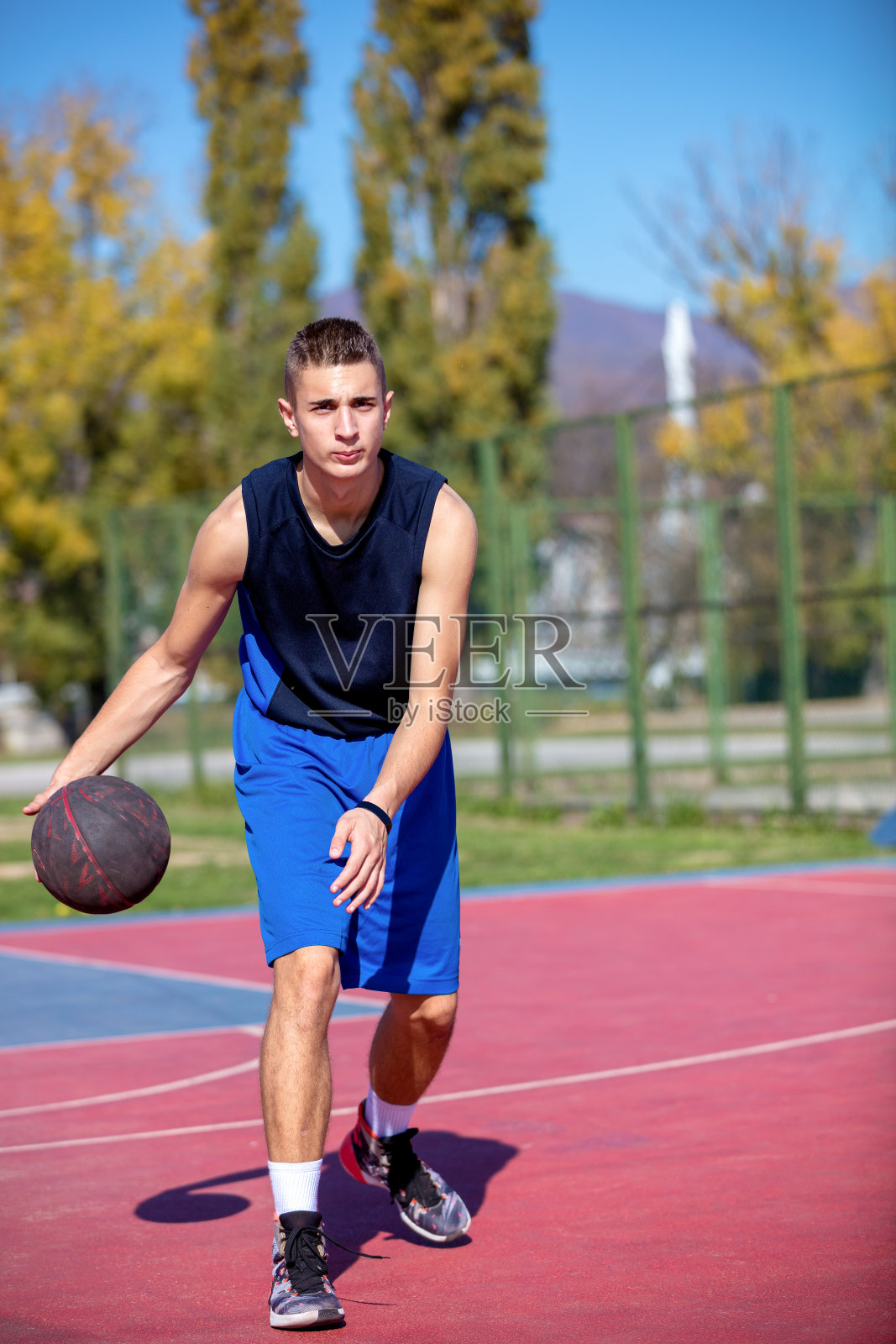 帅哥在户外打篮球照片摄影图片