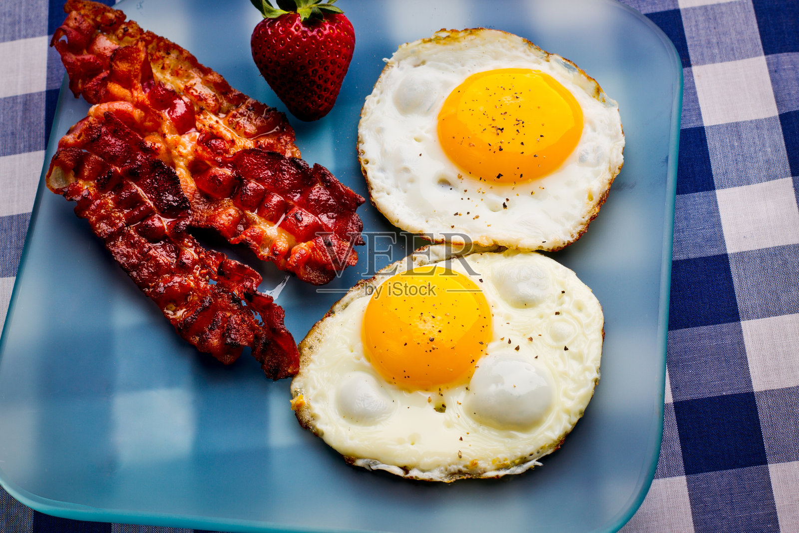 完美的生酮饮食早餐，培根和鸡蛋照片摄影图片