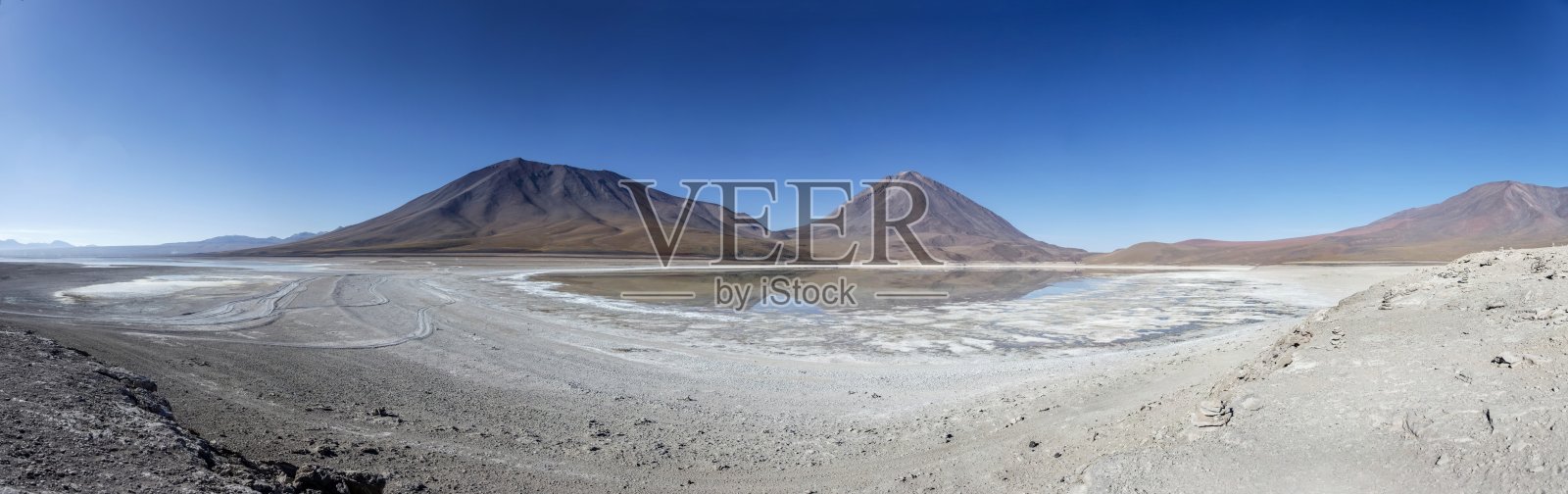 玻利维亚的拉古纳佛得湖和利坎卡武尔火山照片摄影图片