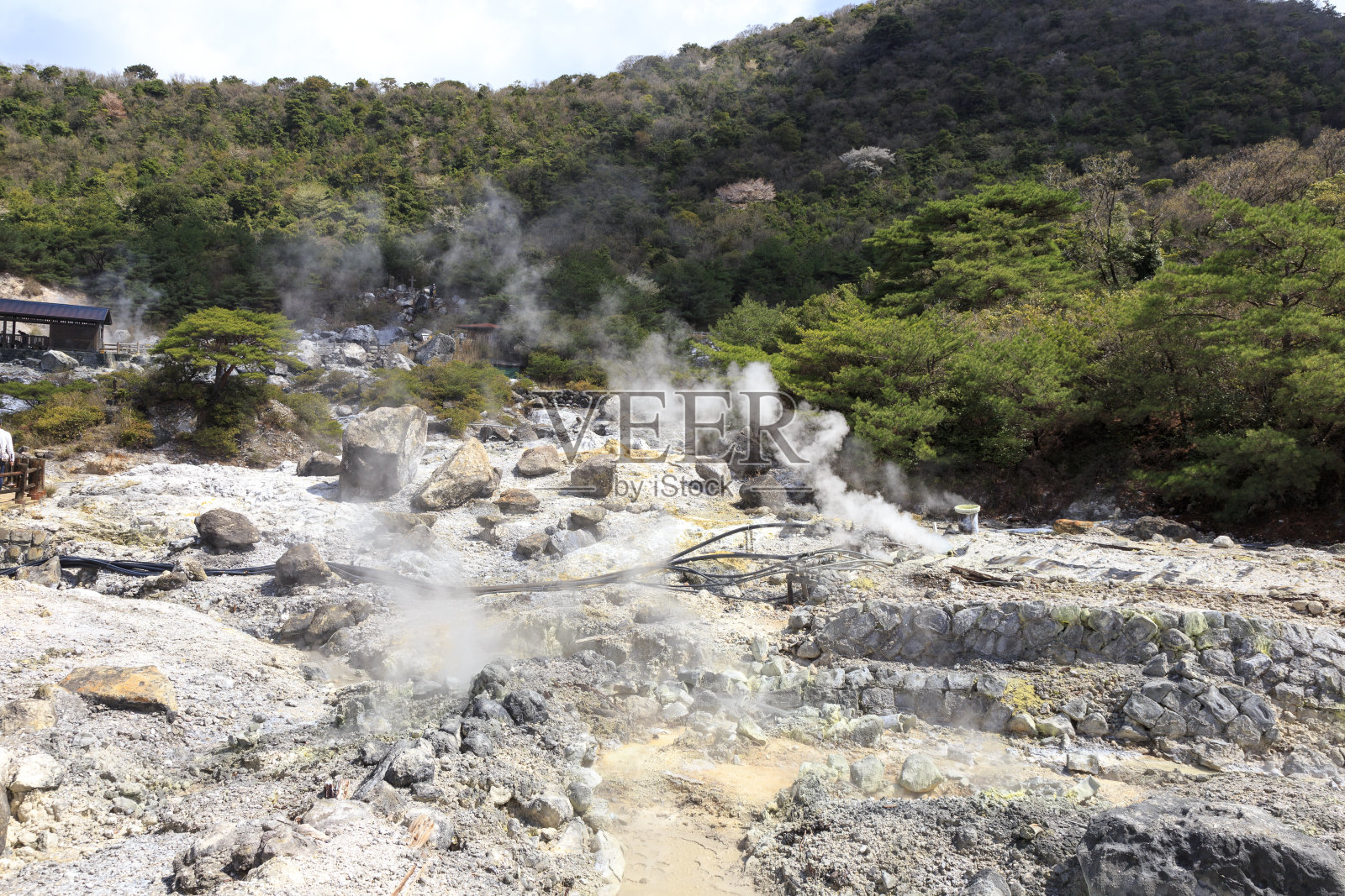 日本云仙山的蒸汽温泉照片摄影图片