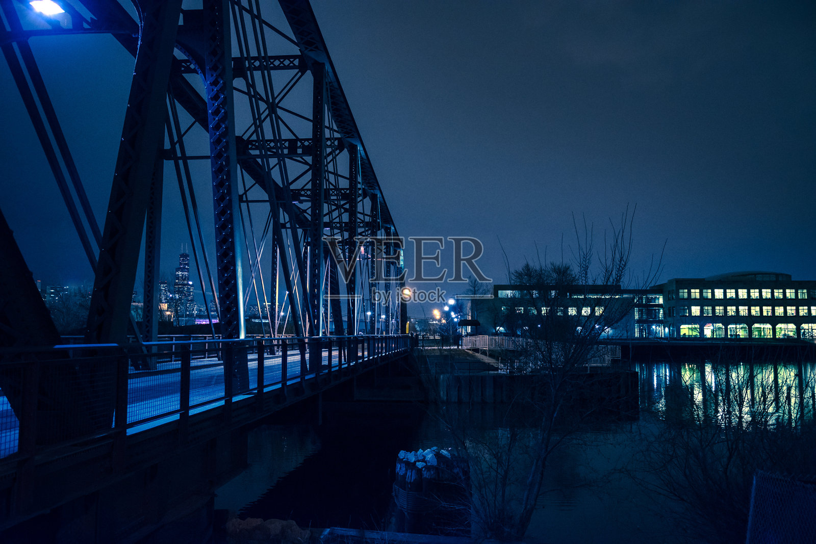 晚上横跨芝加哥河的老式工业铁路桥照片摄影图片