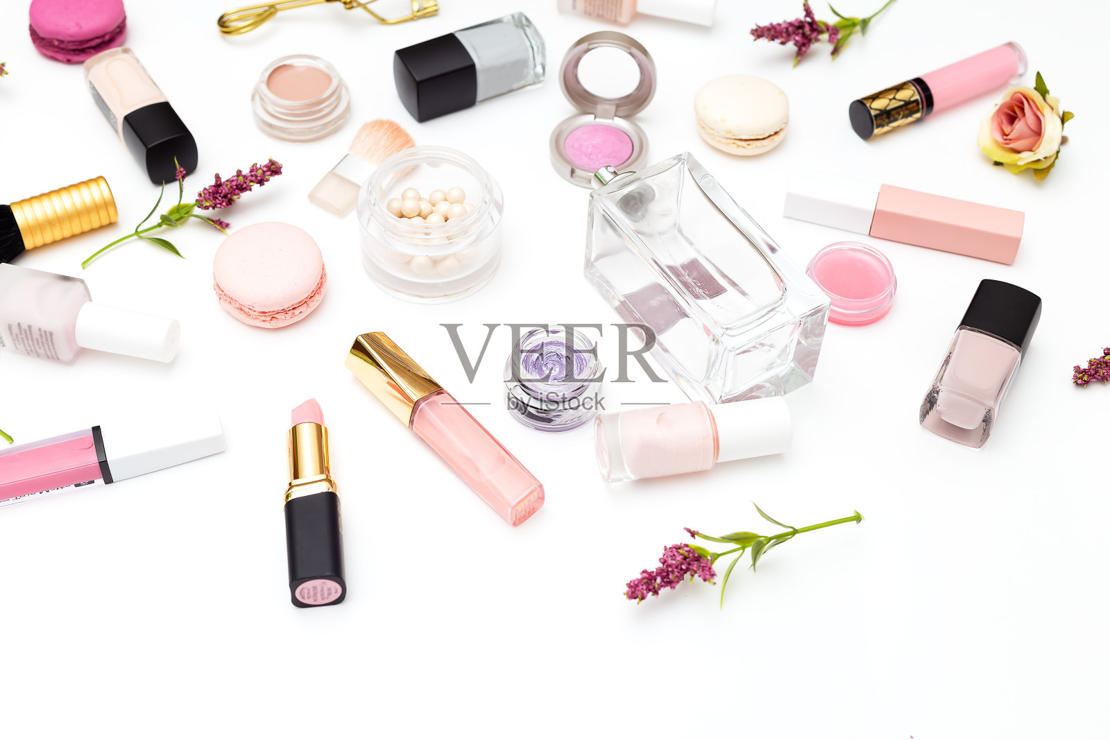 化妆产品和花在白色的背景。美照片摄影图片