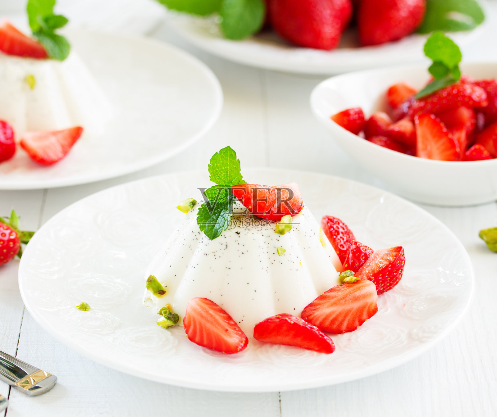 奶油意式奶冻配草莓。照片摄影图片