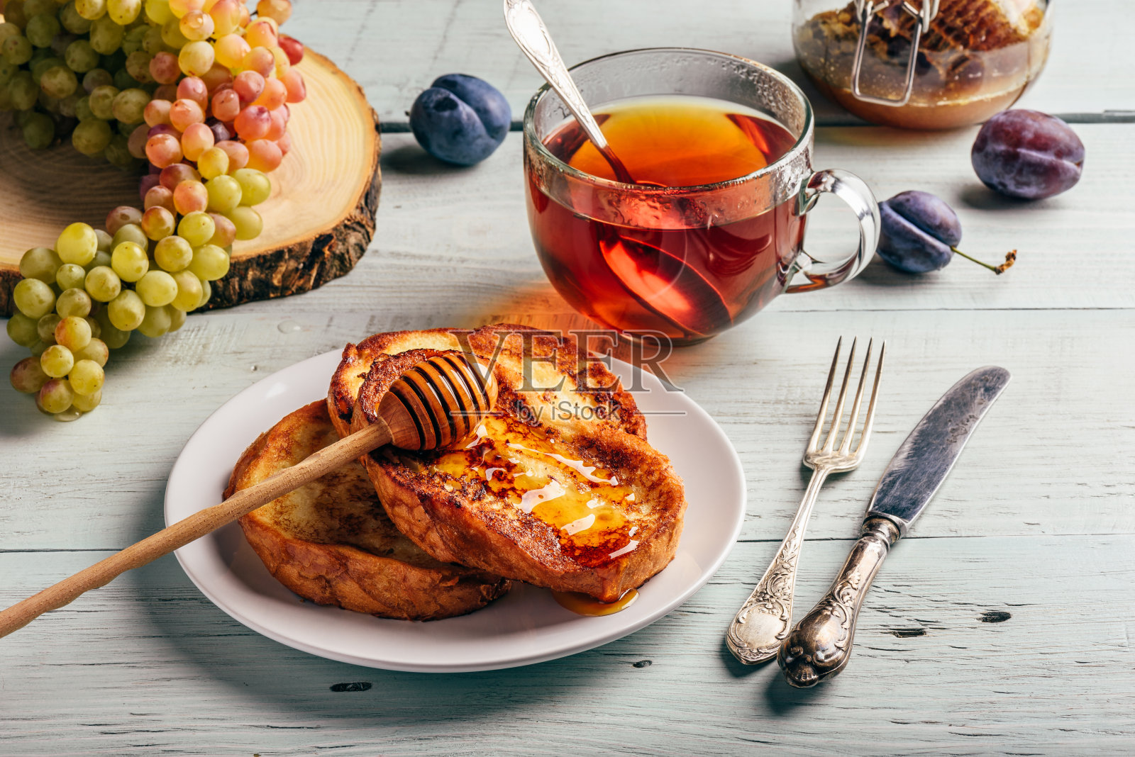 法式吐司加蜂蜜，水果和茶照片摄影图片