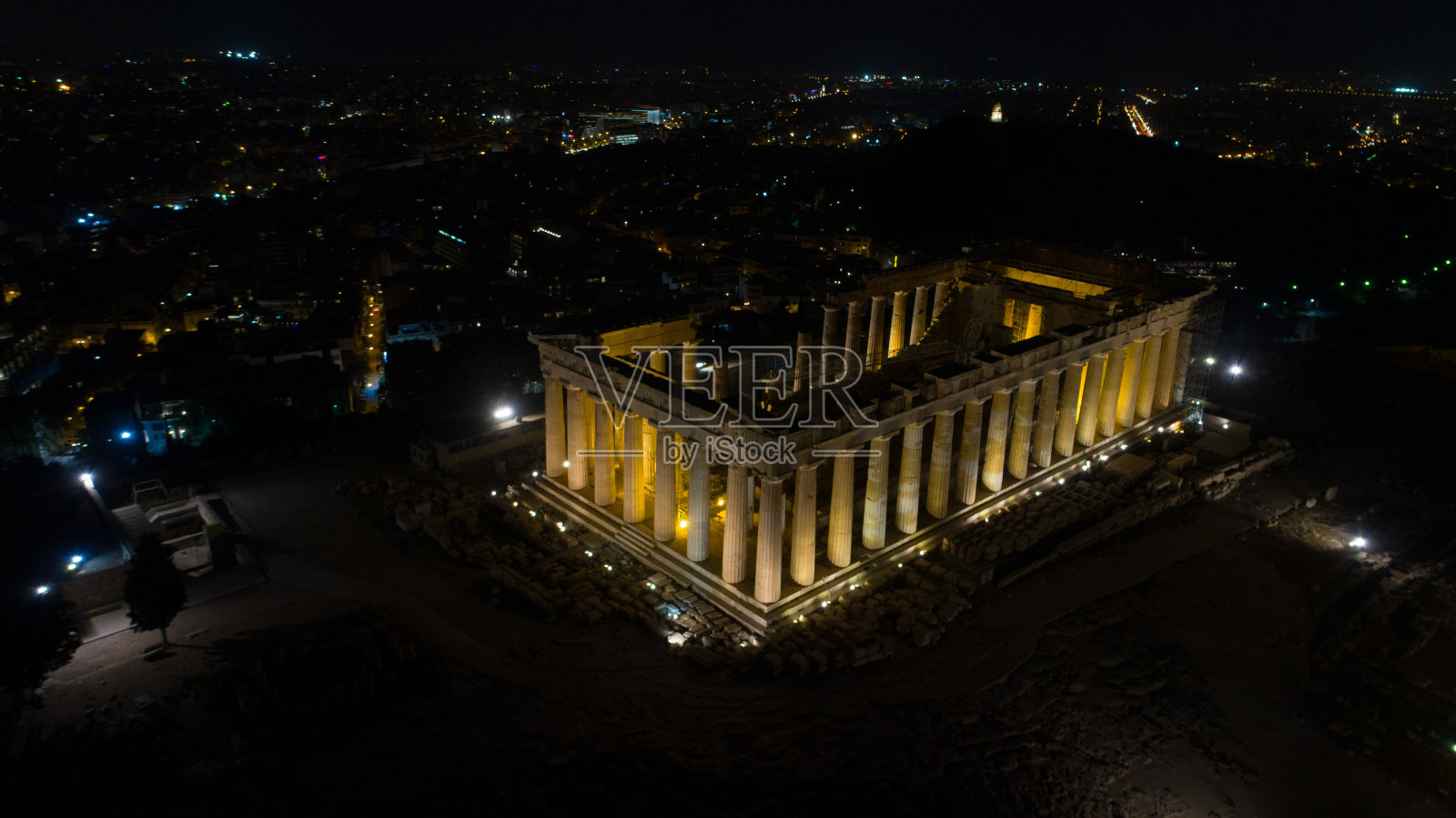 航拍夜间的雅典卫城和帕台农神庙，雅典历史中心照片摄影图片