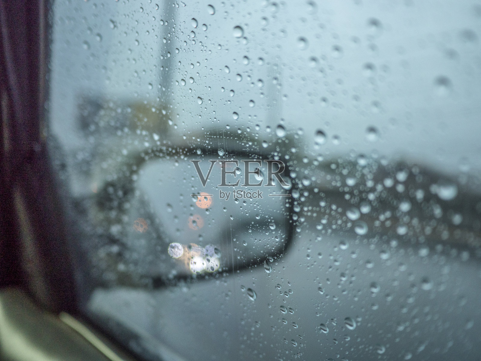 雨点落在汽车的后视镜上照片摄影图片