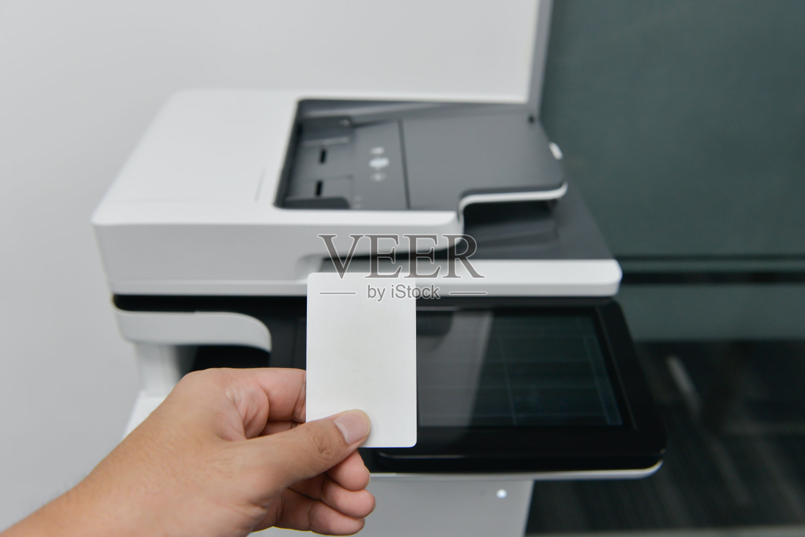 商人的手是用智能卡和打印机来打印文件的照片摄影图片