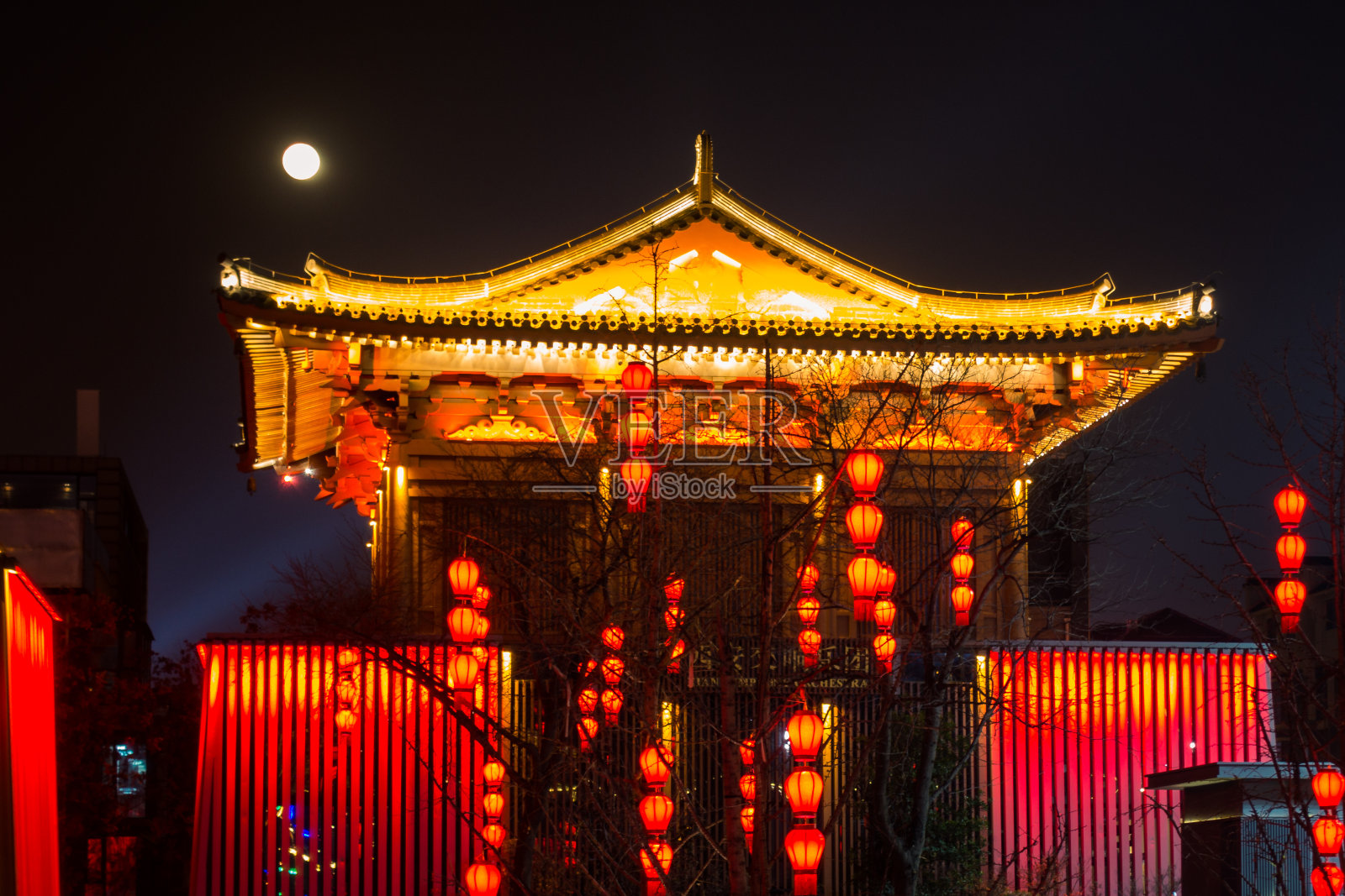 中国古代寺庙建筑照亮城市节日庆典灯光西安，中国照片摄影图片