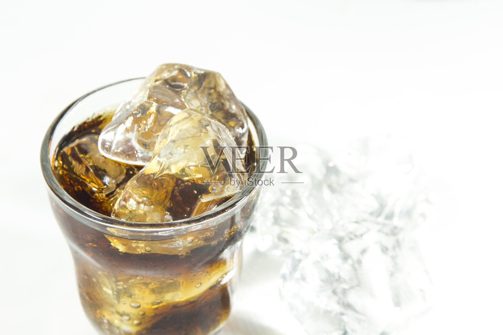 可口可乐与冰在孤立的白色背景。冷饮的概念。照片摄影图片