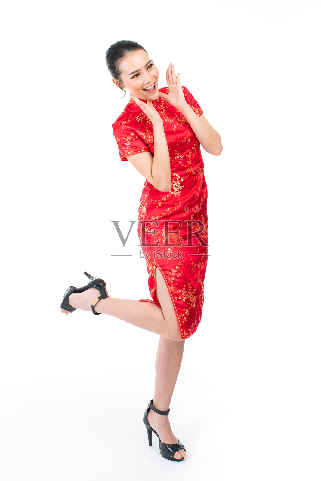 亚洲华人穿着中国传统的旗袍照片摄影图片