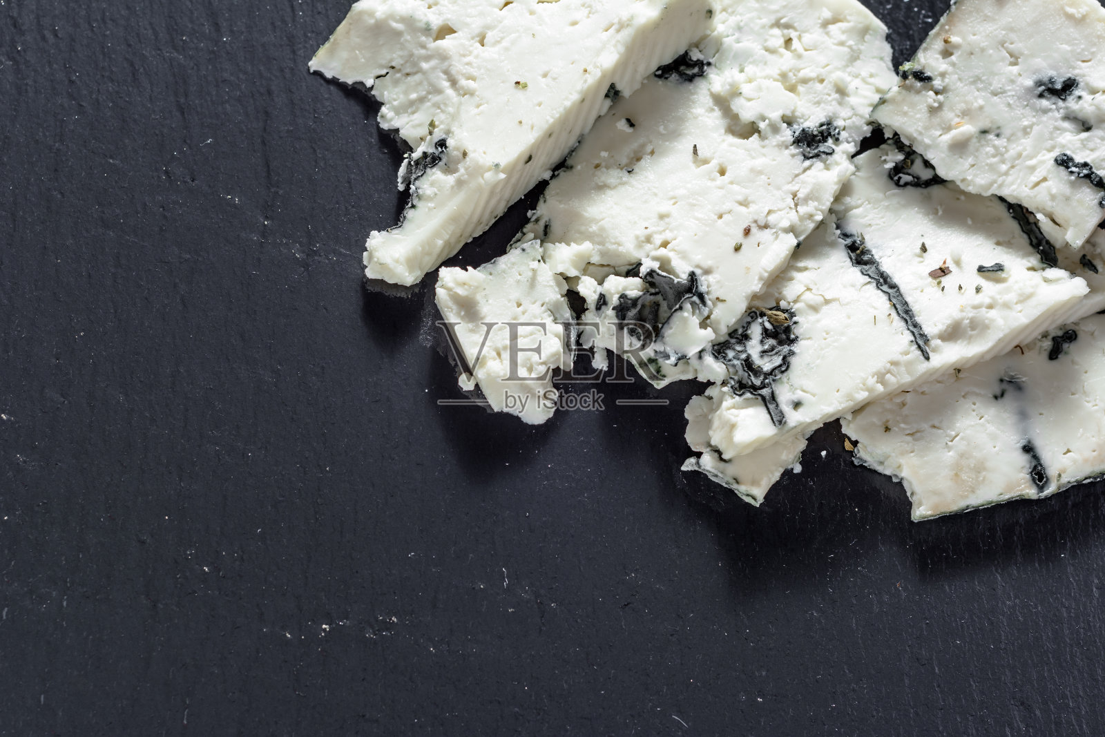 黑背板上的蓝奶酪，法式开胃菜照片摄影图片
