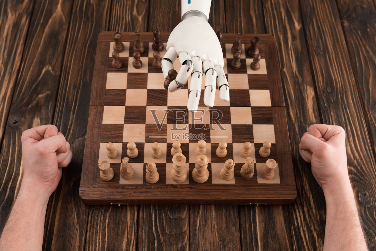 机器人与人类在木制桌面上下棋的镜头照片摄影图片