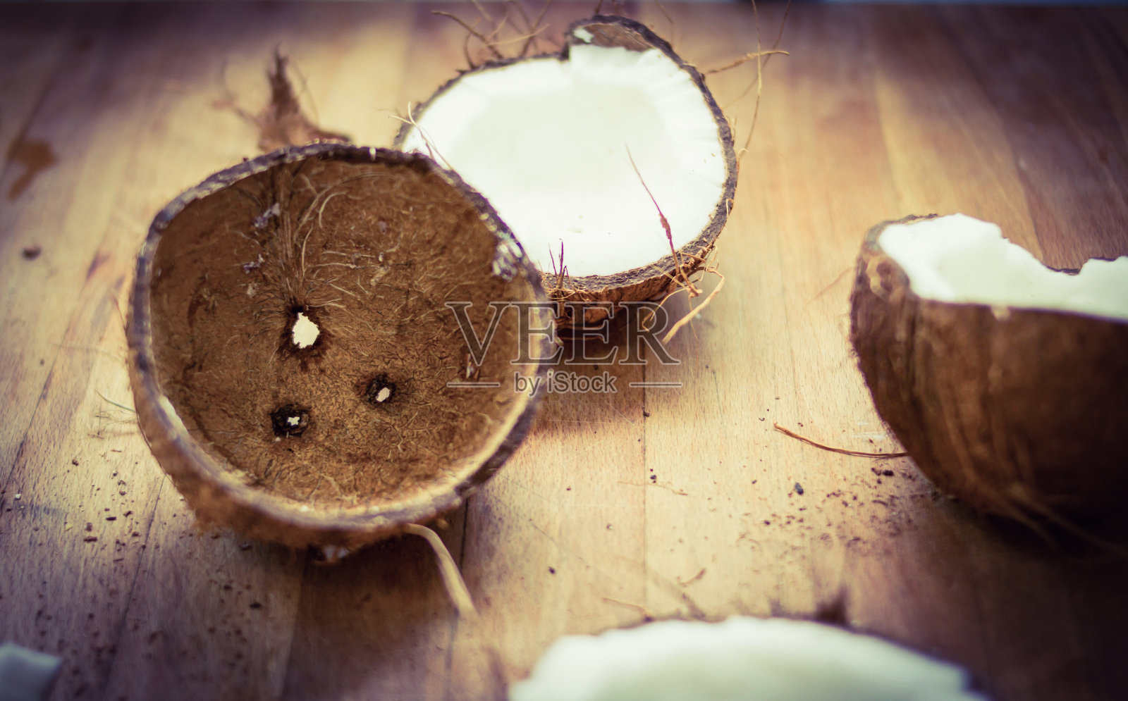 木头背景上的碎椰子。有选择性的重点。照片摄影图片