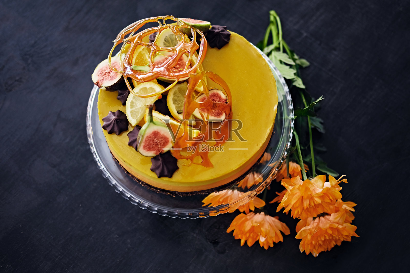 有不同水果的黄色奶油蛋糕。照片摄影图片