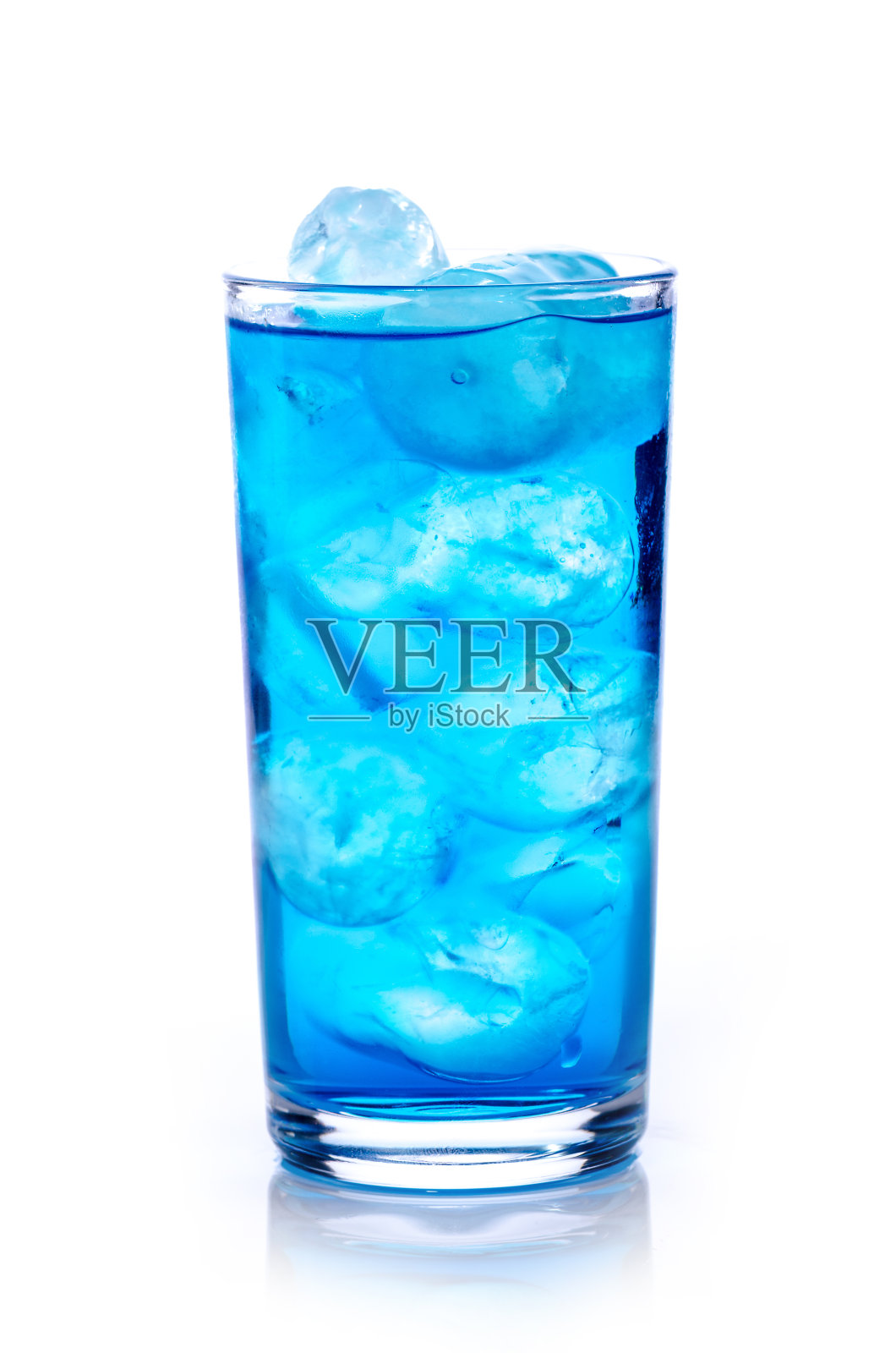 蓝色饮料与冰块在白色背景，孤立照片摄影图片