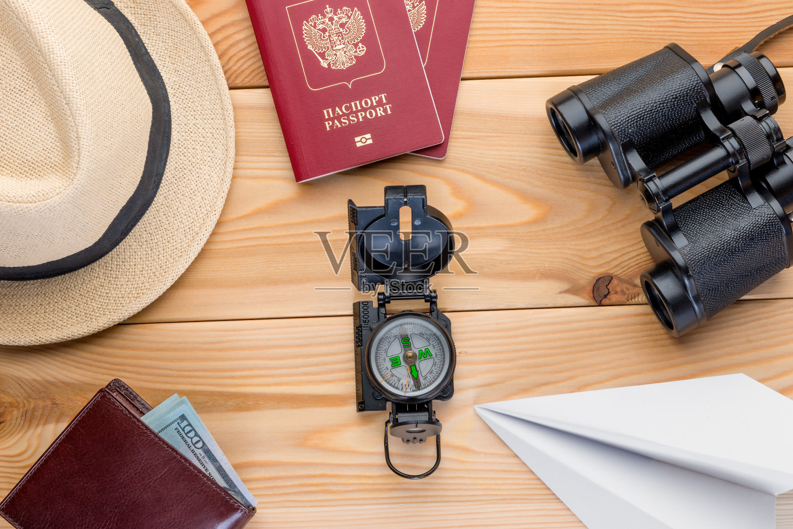 护照，钱和导航设备旅行在一个特定的课程上的特写木板照片摄影图片