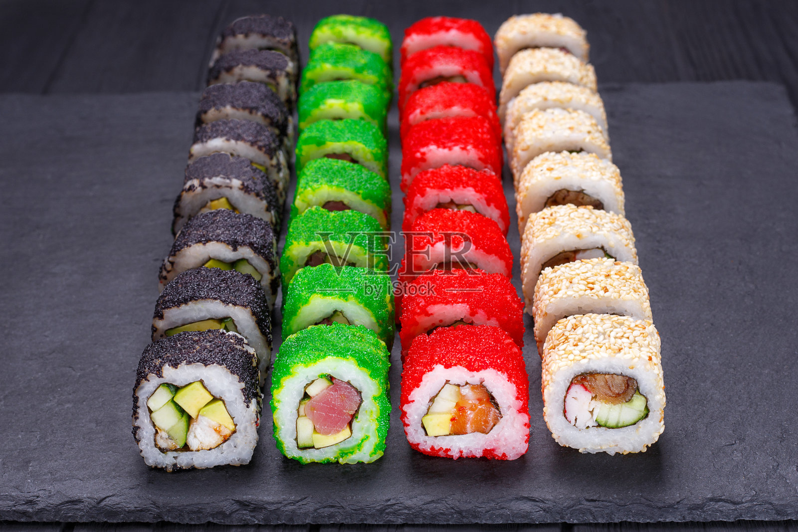 可口可口，可口可口，五颜六色的浦崎寿司卷与宽照片摄影图片