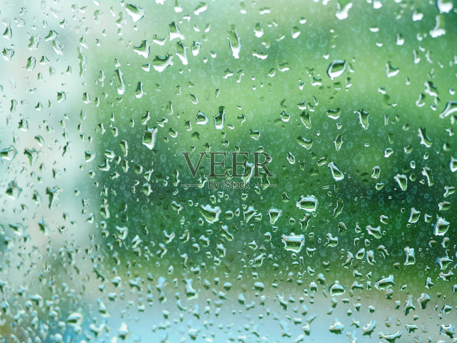 雨滴落在玻璃上的特写照片摄影图片
