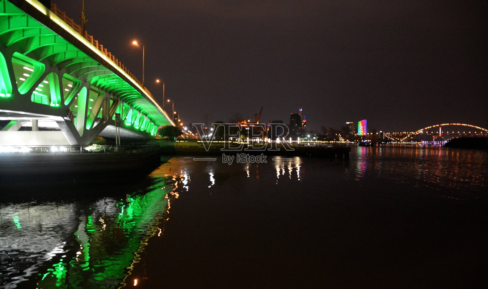 徐汇河畔夜间公共开放空间，上海，中国照片摄影图片