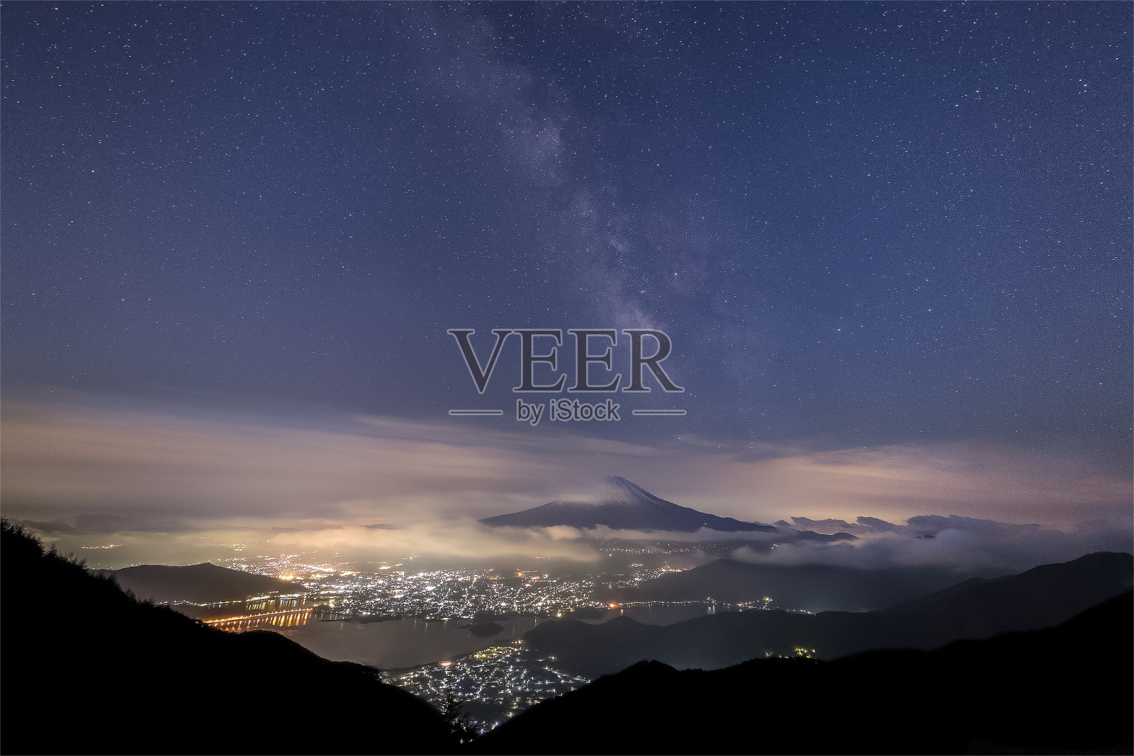 春天的富士山和川口湖的银河照片摄影图片